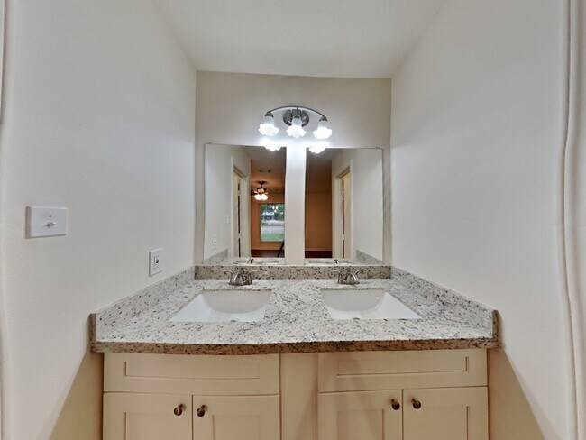 Building Photo - 10527 Mills Walk Dr
