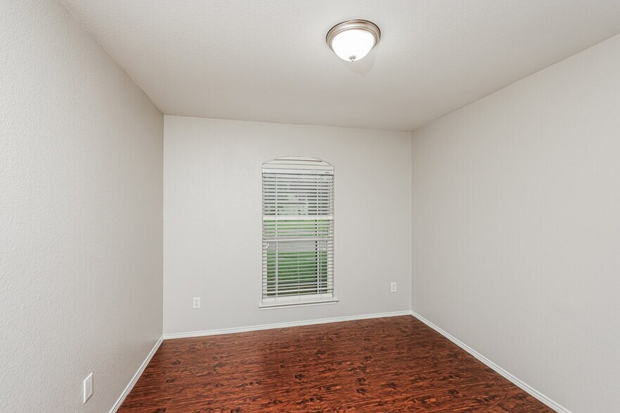 Building Photo - 900 Diann Cir