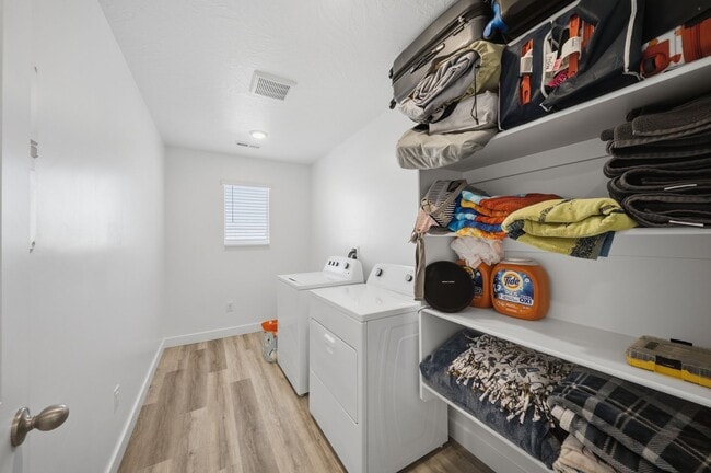Building Photo - Extra Space, Extra Comfort! 5 Bedroom Home With Bonus Den in Long Valley!