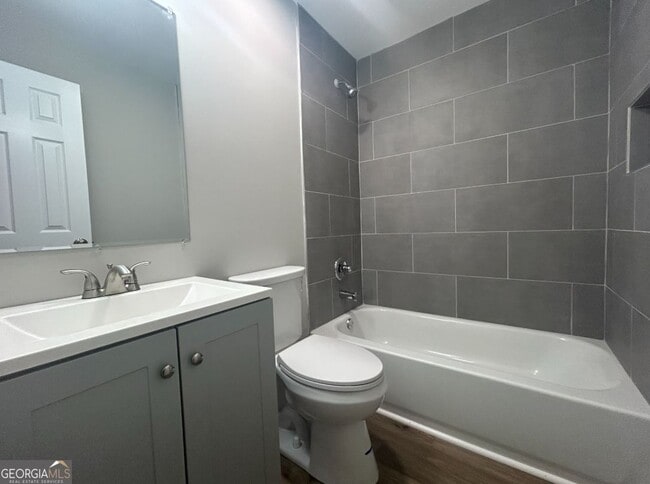 Building Photo - 116 Holly St SE