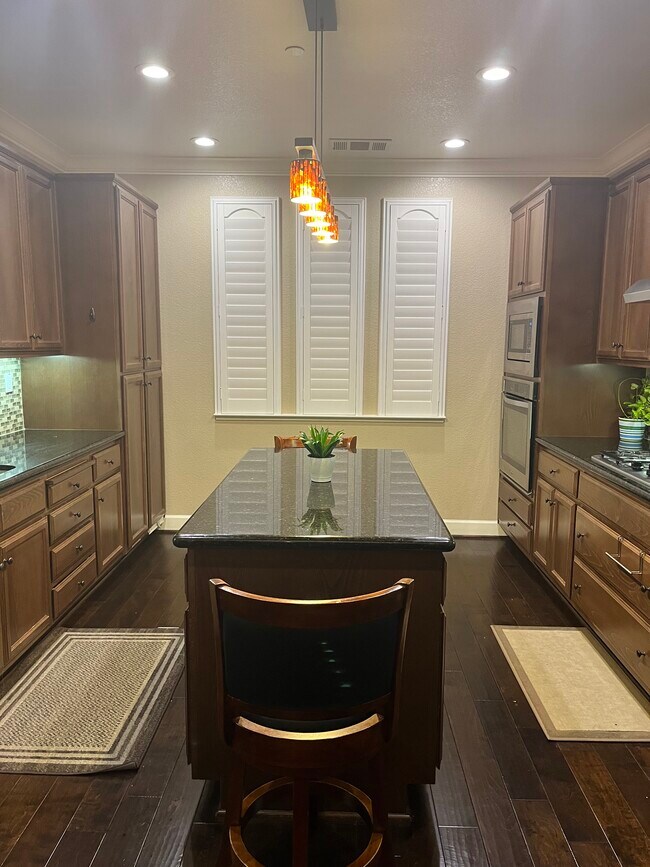 Building Photo - 590 Selby Lane