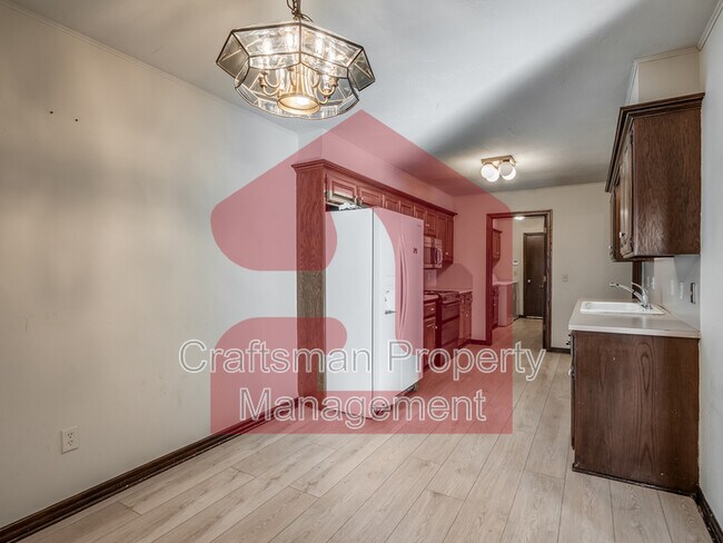 Building Photo - 2704 Silvertree Dr