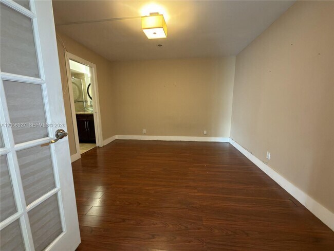 Building Photo - 320 Racquet Club Rd