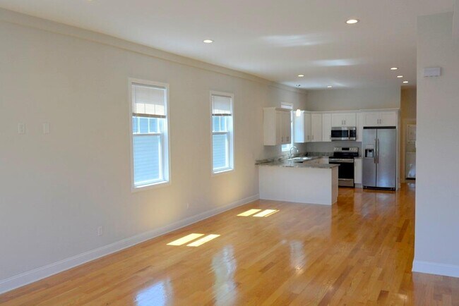 Building Photo - 213 Carpenter St