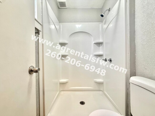 Building Photo - 3 Bedroom House