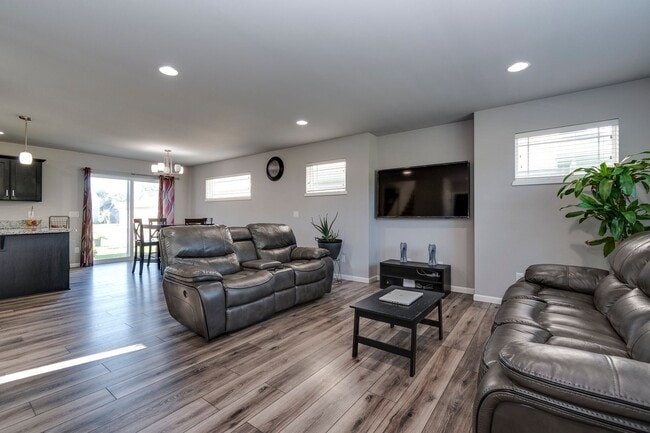 Building Photo - Professionally Managed Home in Convenient ...