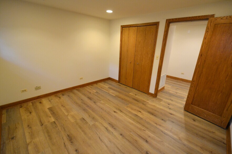 Building Photo - 3767 N Lakewood Ave