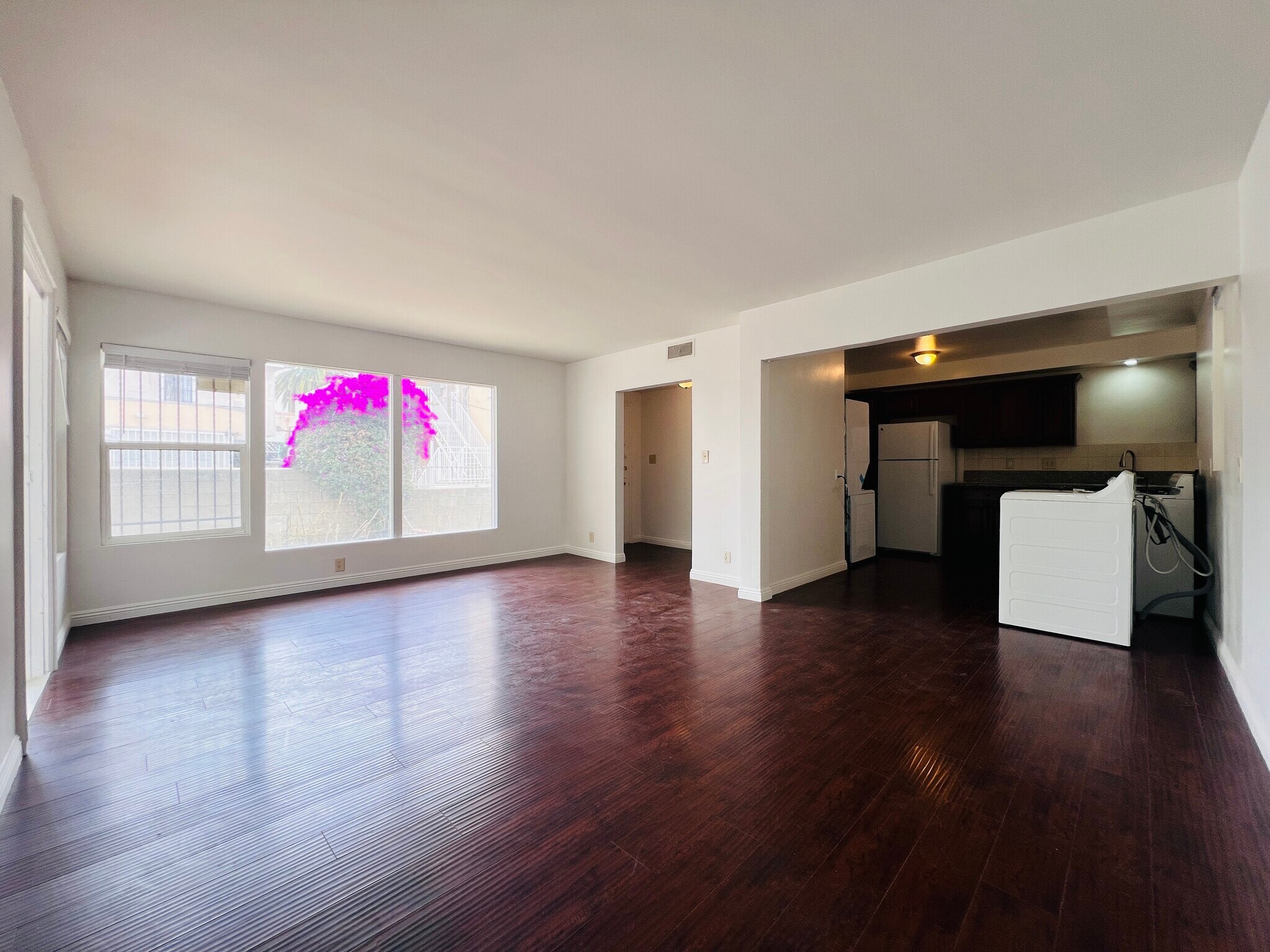 Building Photo - 1142 S Serrano Ave