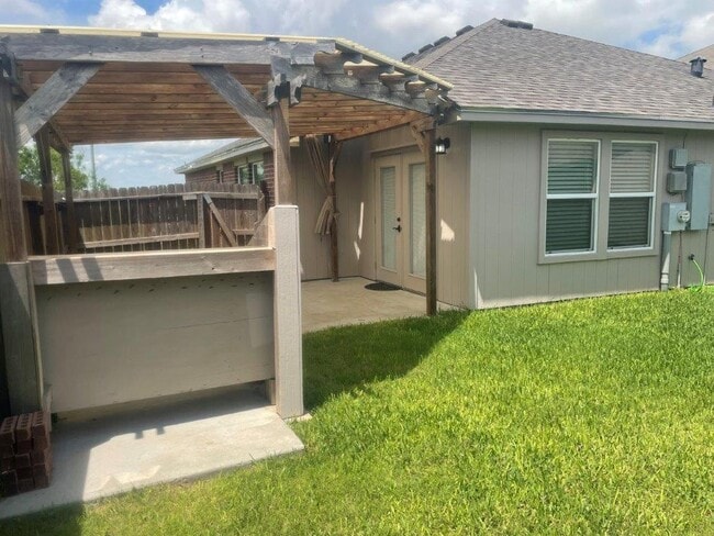 Building Photo - 3942 Las Bahias Dr
