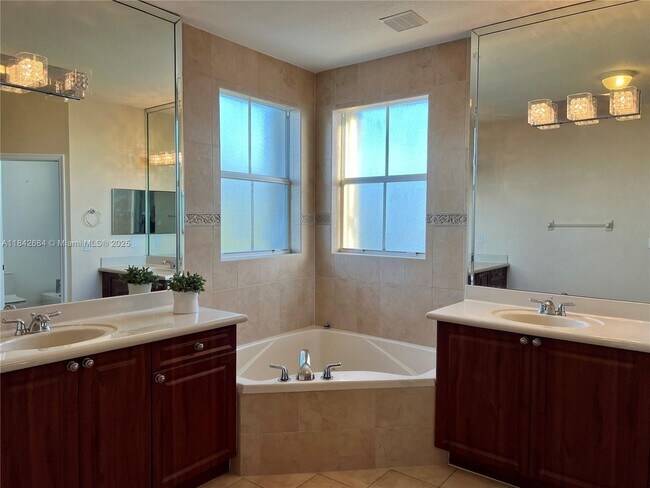 Building Photo - 1421 SW 153rd Path
