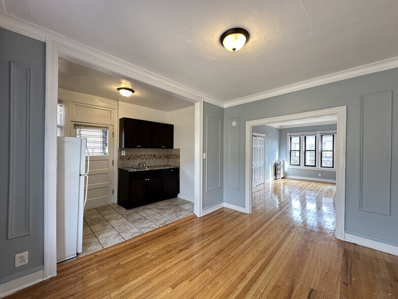 Building Photo - 1323 W Estes Ave