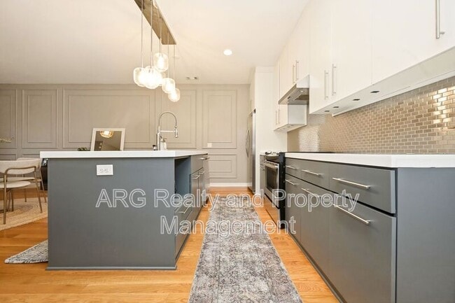 Building Photo - 472 Martin St SE