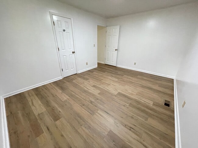 Building Photo - Fantastic location near downtown Pittsboro...
