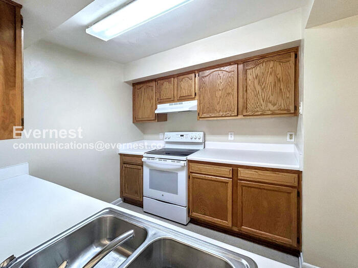 Building Photo - 3821 Staffordshire Ln