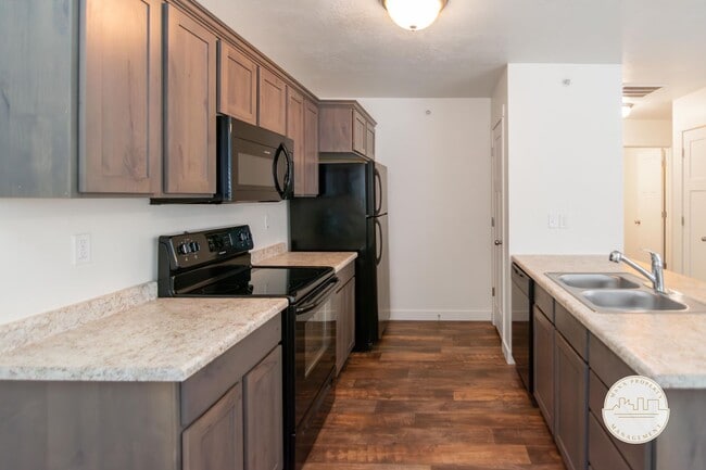 Building Photo - 674 W Meadow Dr