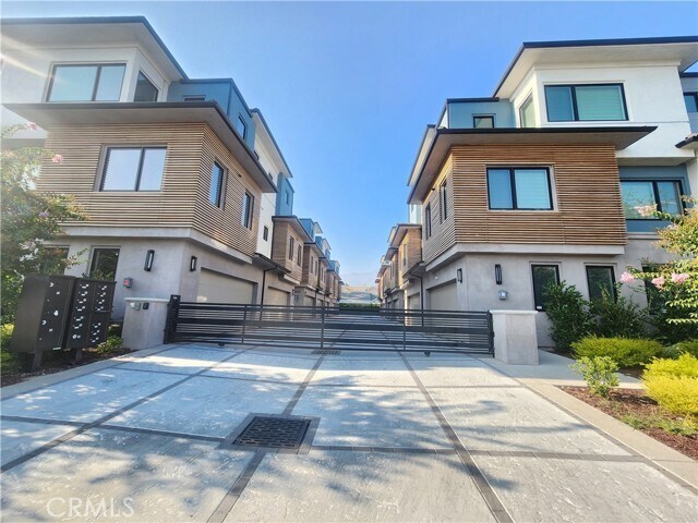 Building Photo - 901 W Duarte Rd