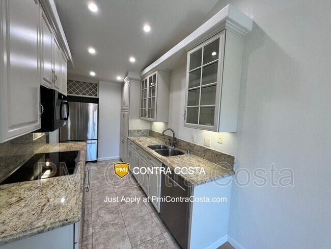 Building Photo - 409 Camelback Rd