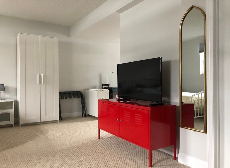 SmartTV - 7922 Fitzroy St