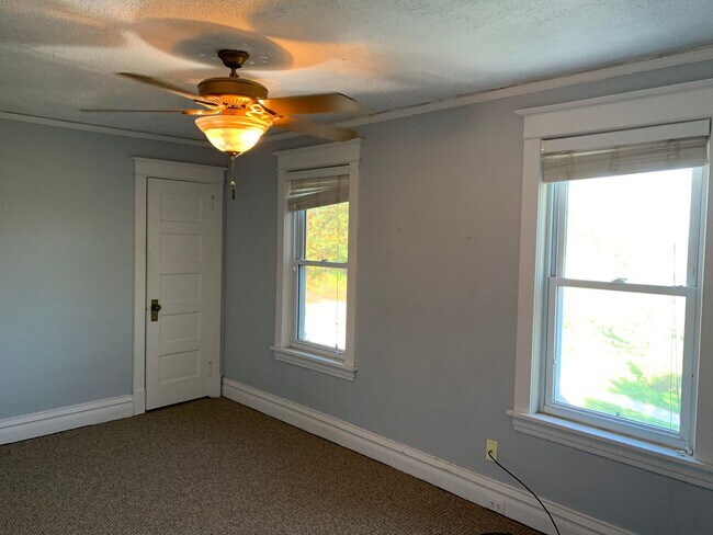 Building Photo - AVAILABLE SEPTEMBER - Must-Have 3 BED 2 BATH