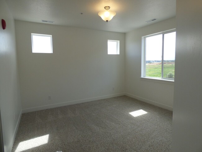 Building Photo - Like New 3 Bd 2 Ba Condo With Garage