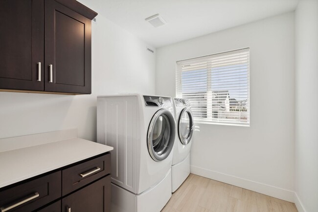 Building Photo - Move-In Ready Elegance - 4 Bedrooms! Pet Friendly!