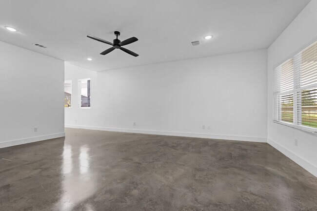 Building Photo - MOVE IN SPECIALS