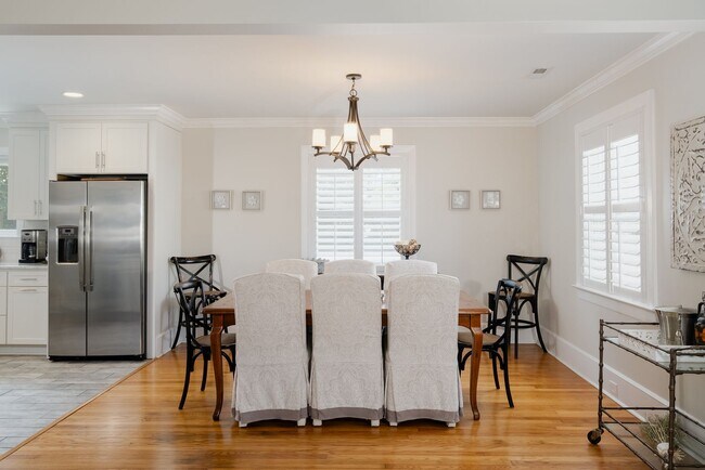 Building Photo - Fully furnished- Beautiful Forest Hills Home