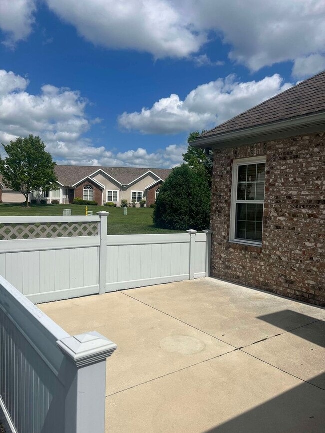 Building Photo - Updated and bright two bedroom condo