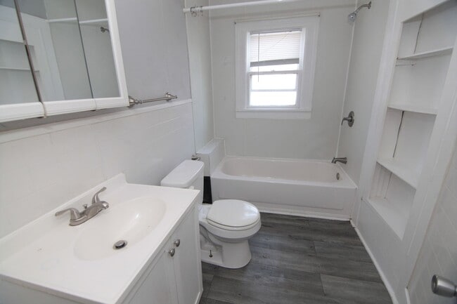 Building Photo - 2 bed 1 bath Moline house!
