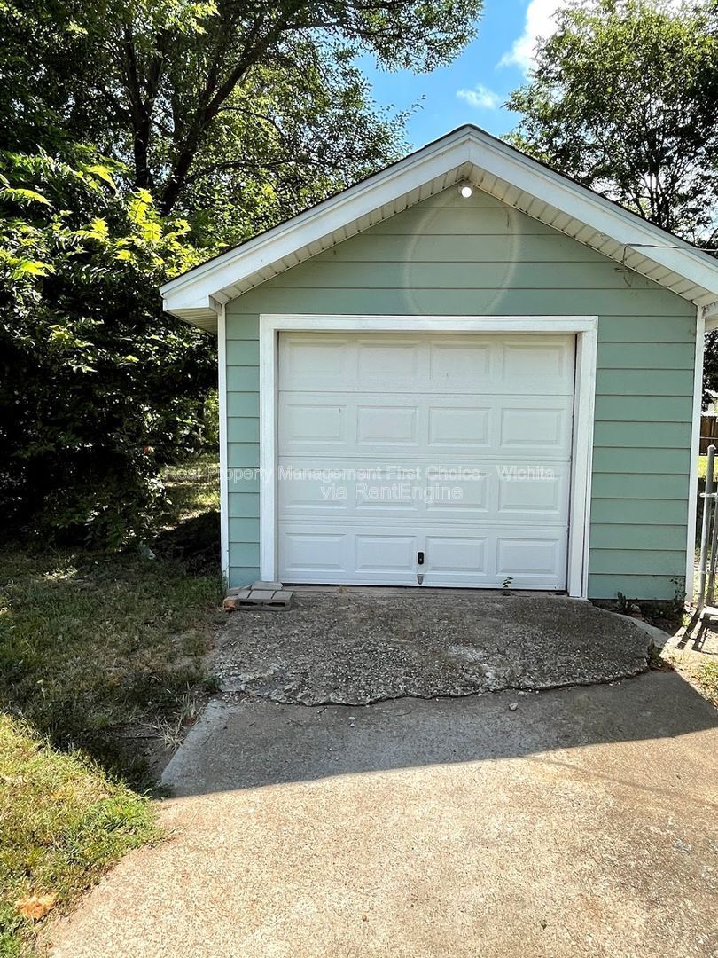 Building Photo - 830 S Fern St