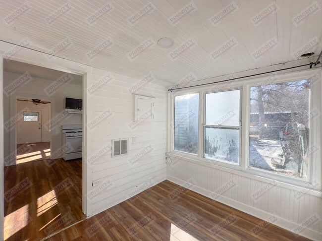 Building Photo - Adorable Single Family Home