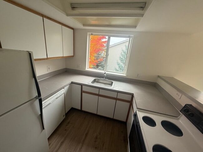 Building Photo - Well-Maintained 2 bed, 2 bath unit in 4-Plex in Desirable Auburn Neighborhood!