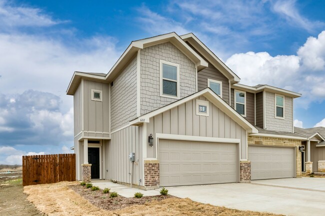 Building Photo - GORGEOUS 3 BEDROOM 2.5 BATH DUPLEX LOCATED...
