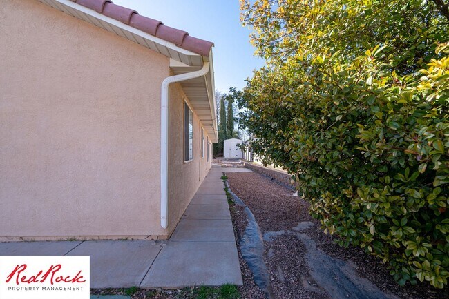 Building Photo - Pet Friendly - 4 Bed 2 Bath for rent in St. George