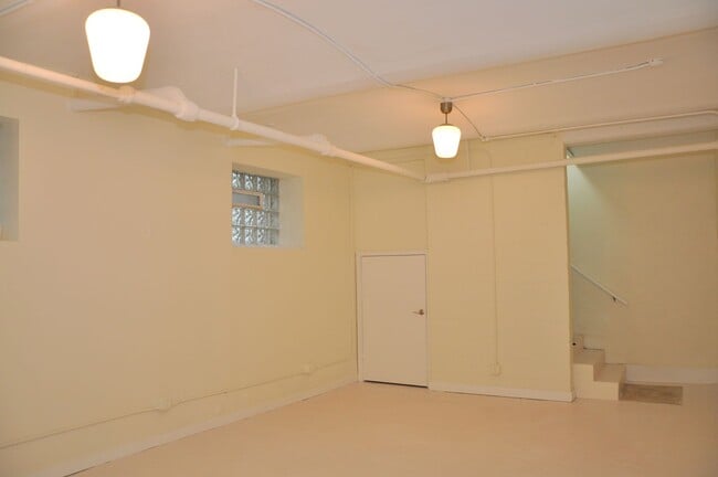 Building Photo - 2550 Pillsbury Ave
