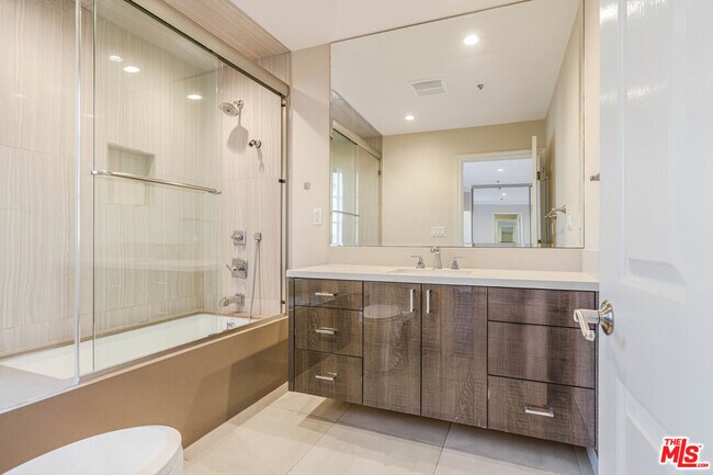 Building Photo - 257 S Oakhurst Dr