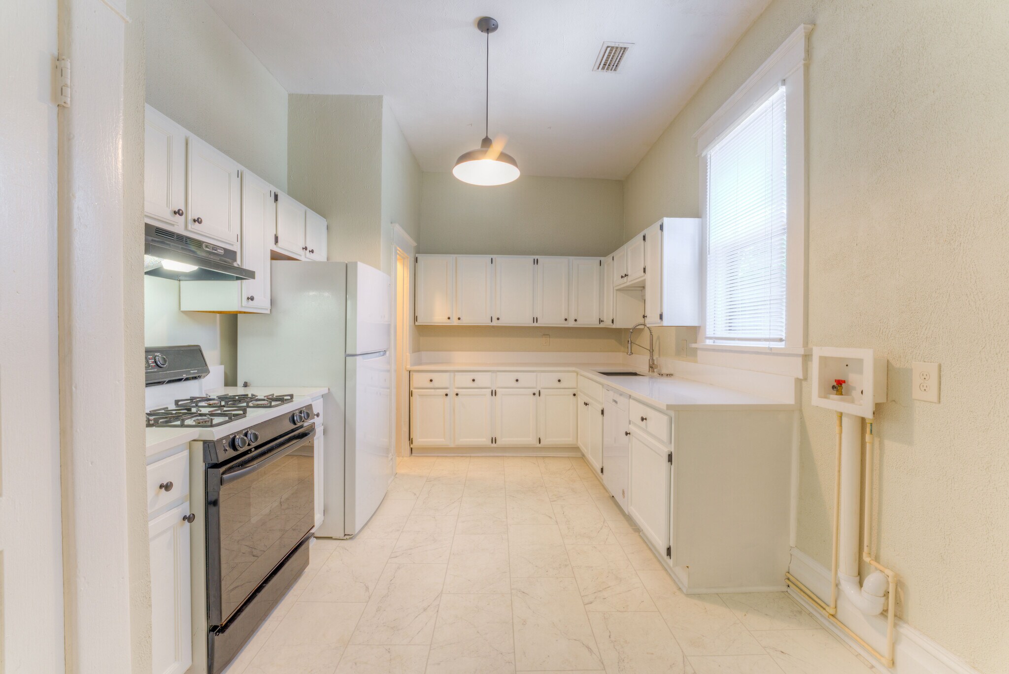 Building Photo - 1526 N Parkway