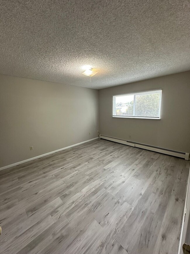Building Photo - 4417 Parkview Dr
