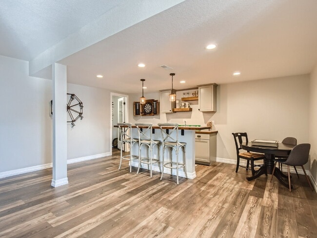 Building Photo - Castle Oaks 6 Bedroom Home With Finished Basement (Available September 7th)