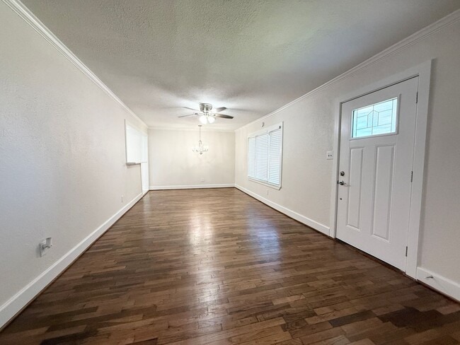 Building Photo - Adorable 3/1/1 Home on Giant Lot in Lake J...
