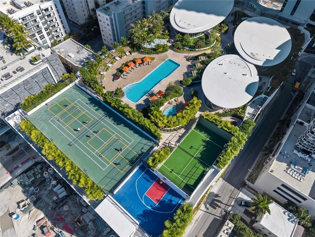 Building Photo - 700 NE 24th St