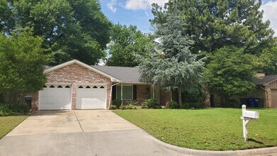 Building Photo - (4) Bed/(2) Bath + (2) Living Areas Avail ...