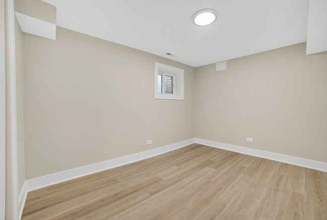 Building Photo - 3019 N Kenneth Ave