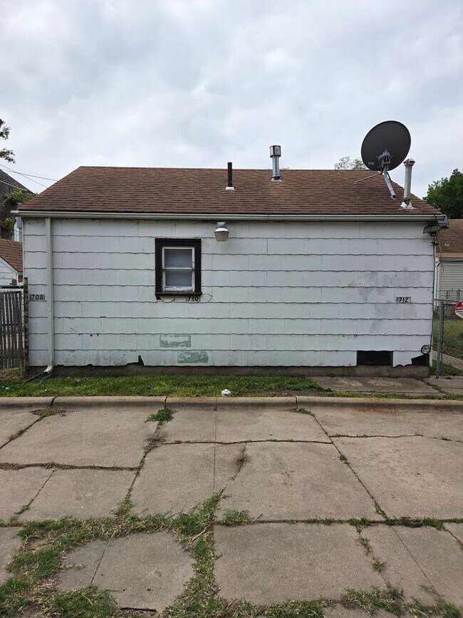 Building Photo - 712 W Dayton Ave