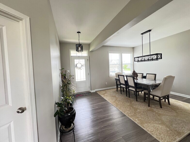 Building Photo - 2418 Silver Rose Dr