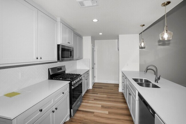 Building Photo - 7624 Woodford Ave