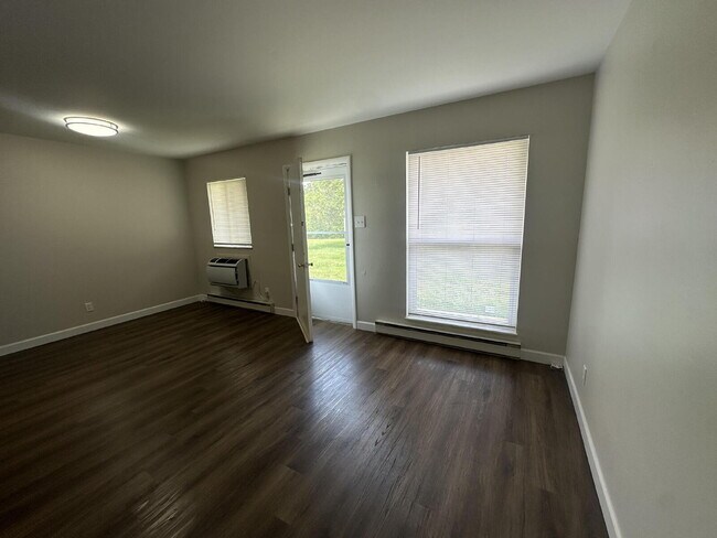 Building Photo - 2 bed 1 bath fully renovated