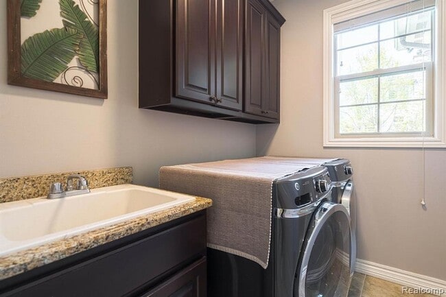 Building Photo - 4906 Stonehenge Dr