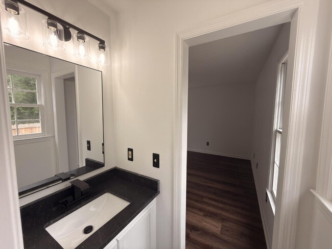 Building Photo - Move-In ready-Rosewood 3BR w/ Fenced Yard + Pet Friendly