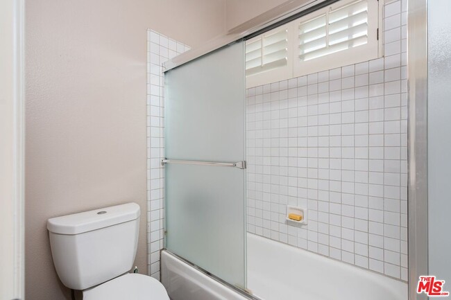 Building Photo - 5683 Hazelcrest Cir